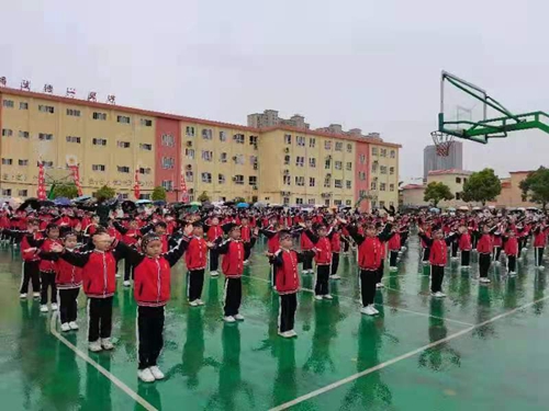 唐河县泗洲第一幼儿园举行第六届亲子运动会2.jpg