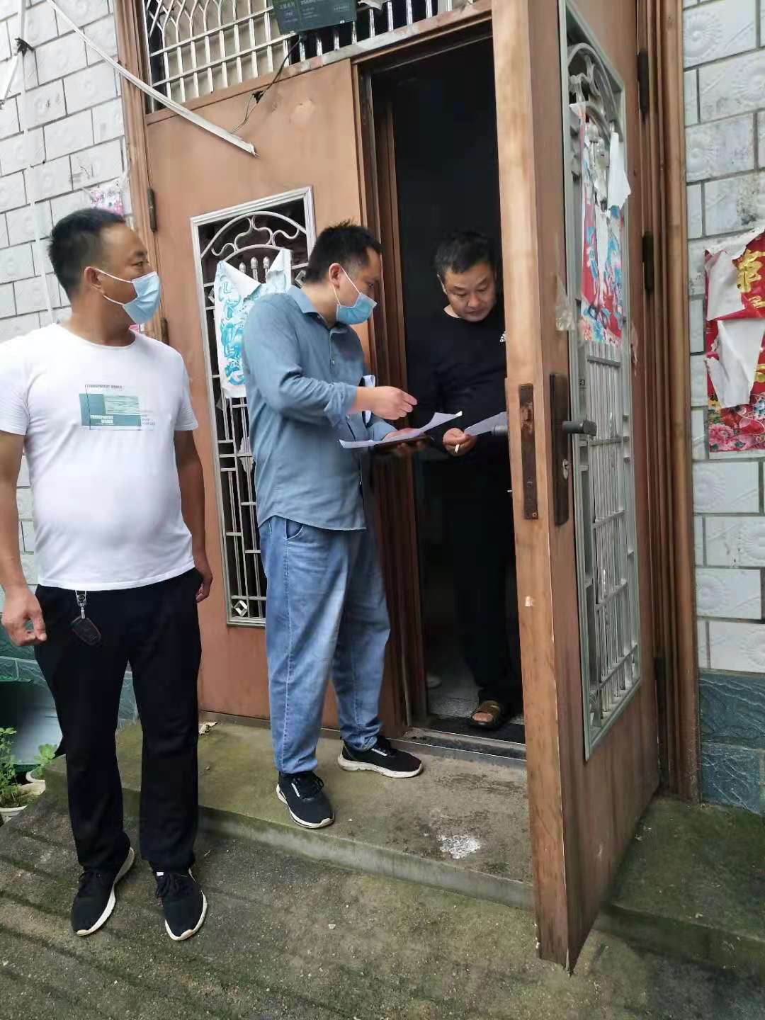 走进临港街道冯岗社区开展疫苗接种情况排查登记工作。.jpg